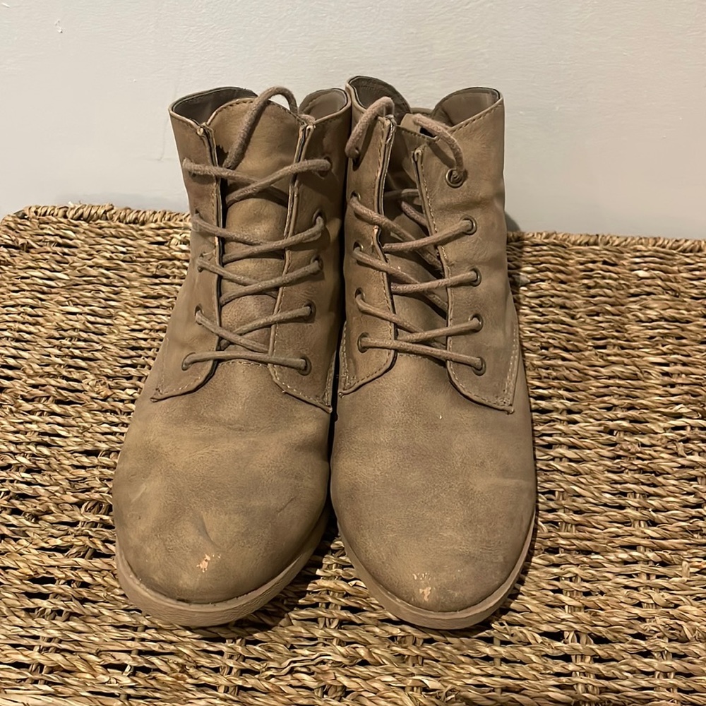 Women’s fall booties American Eagle